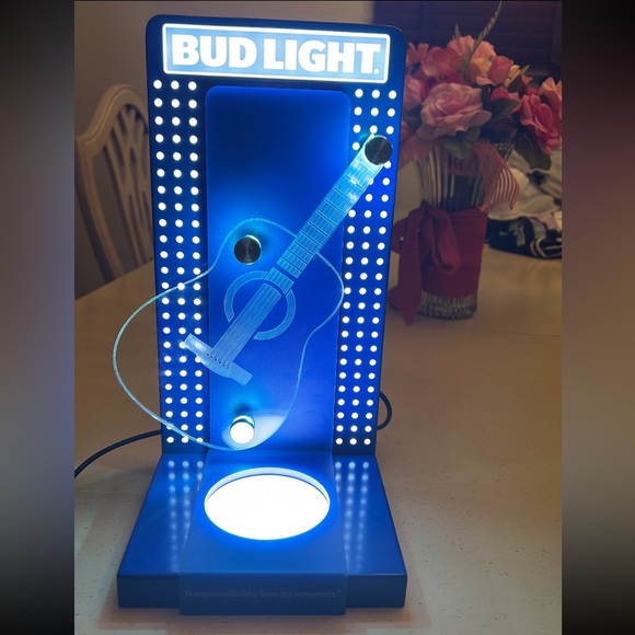Neon light display beer holder with fake beer with foam in a Stella glass - Picture 8 of 14